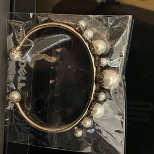 Chic Gold and Pearl Bracelet